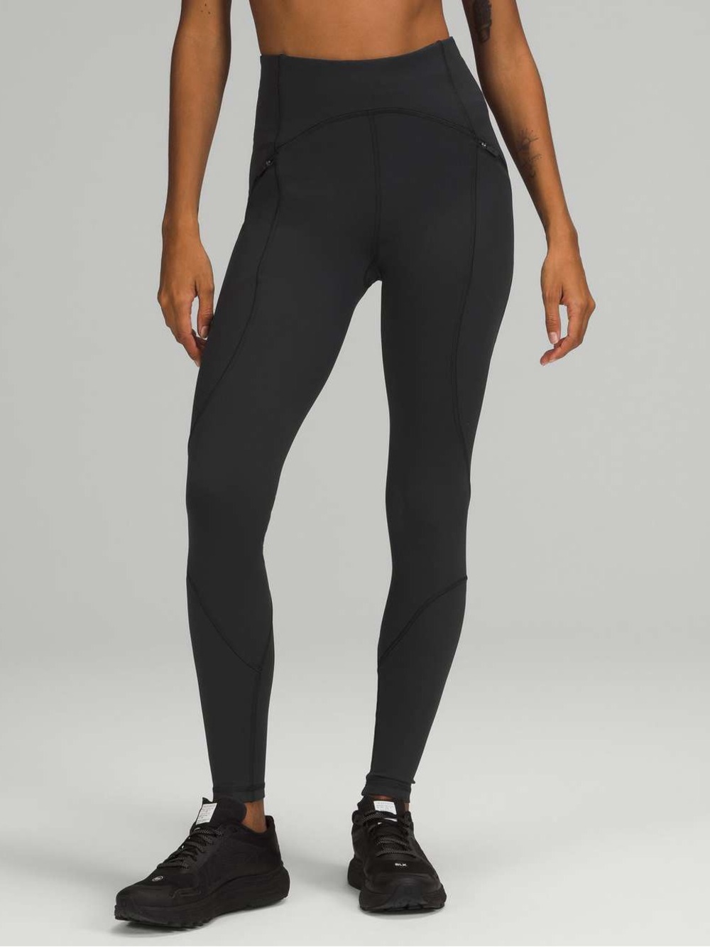 Lululemon Rain Repellent High-Rise Running Tight 28"
Black size 8